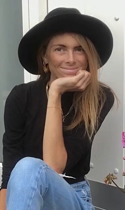 Josefine Svarre med en hat på hovedet og smilende til kameraet.